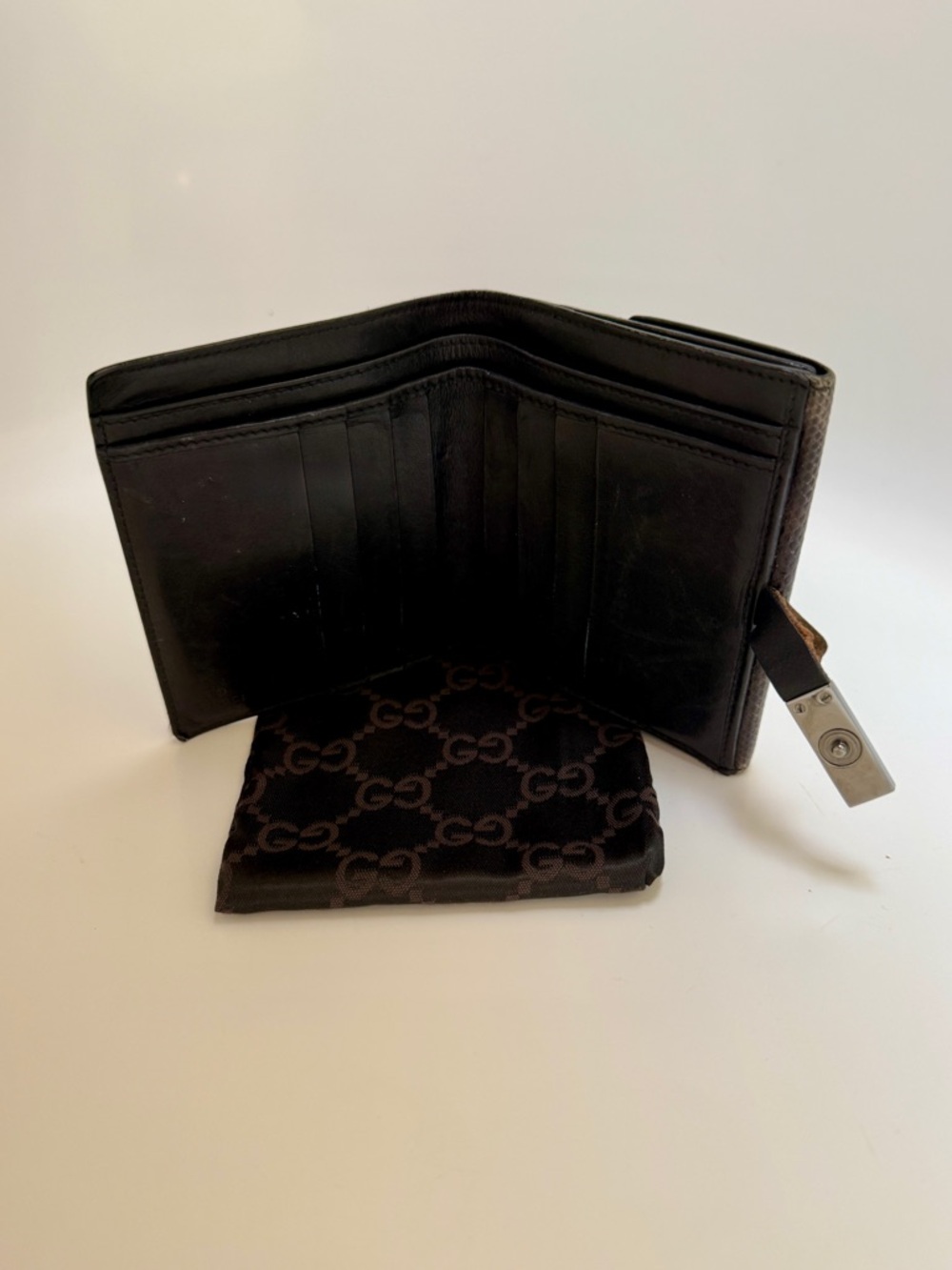 Gucci Python Embossed Textured Leather Compact Wallet with Metal Clasp - Picture 4 of 9